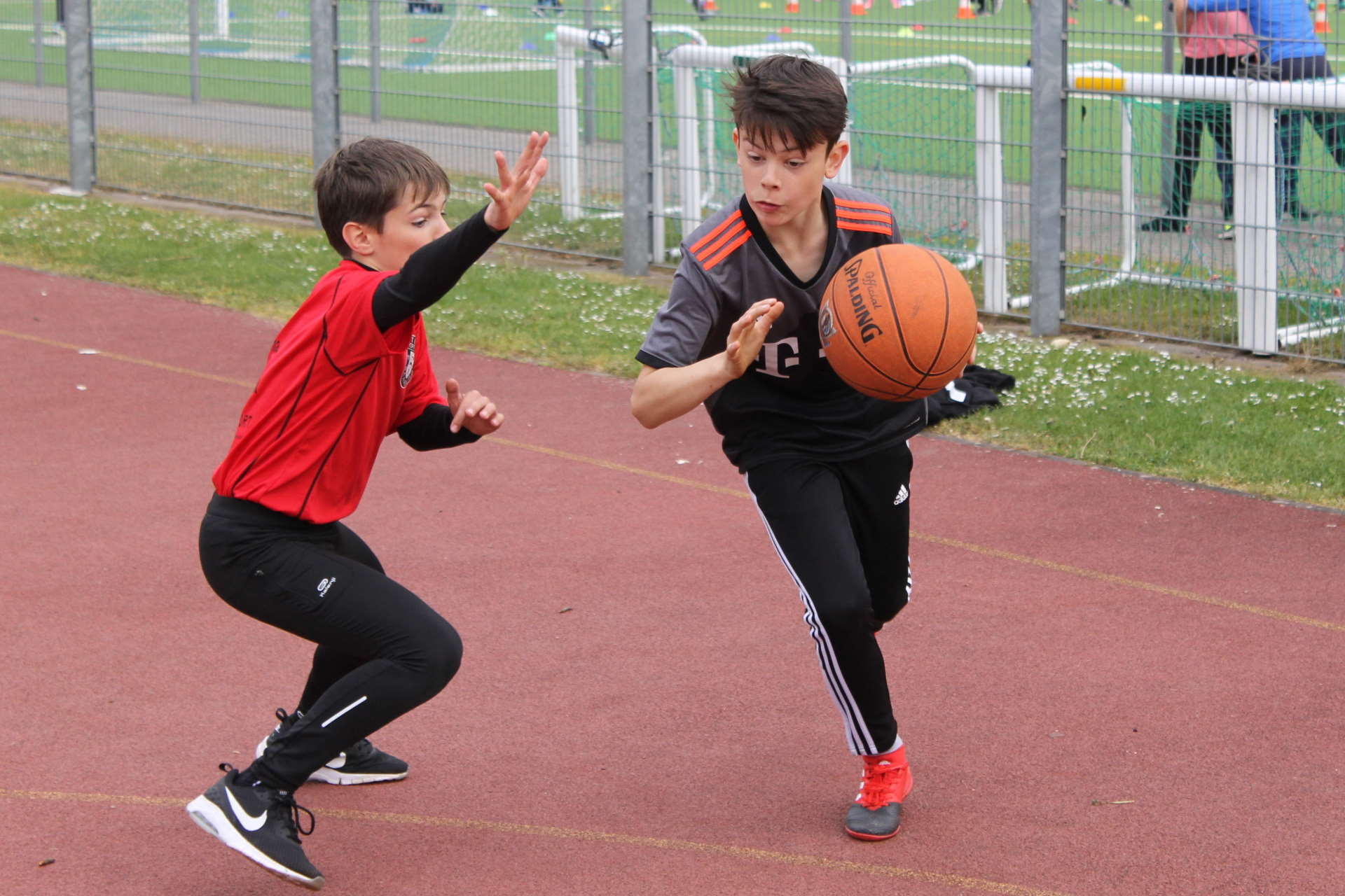 zwei schüler spiele Basketball